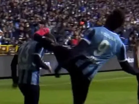 La última rareza de Balotelli: le tiró una patada en la cabeza a un compañero en la celebración de un gol