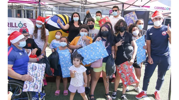 Deportistas entregan regalos en la previa de la Navidad