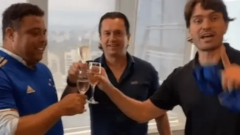 Ronaldo festeja su llegada a Cruzeiro