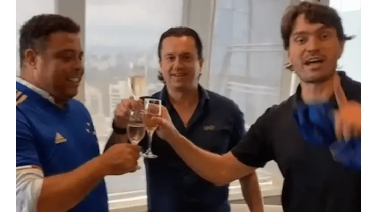Ronaldo festeja su llegada a Cruzeiro