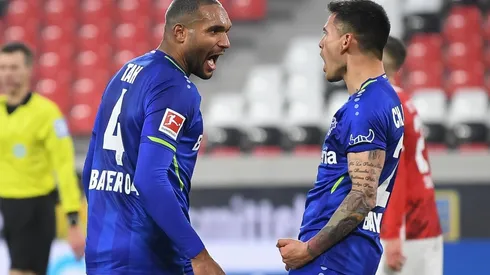 Charles celebra con todo su gol de cabeza