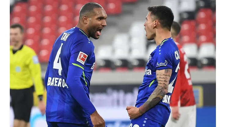 Charles celebra con todo su gol de cabeza