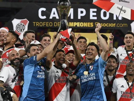 Paulo Díaz levanta el Trofeo de Campeones con River