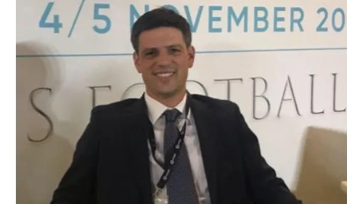El profesional de la UC es fanático del balompié femenil.