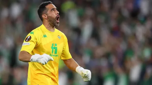 Claudio Bravo no viene jugando debido a problemas físicos.
