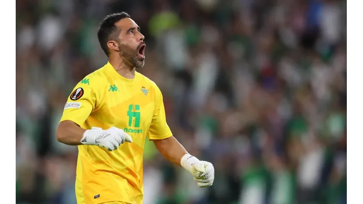 Claudio Bravo no viene jugando debido a problemas físicos.