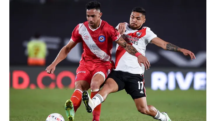Gabriel Ávalos pelea el balón con Paulo Díaz en Argentina: Quinteros quiere al delantero paraguayo.