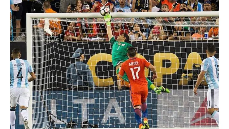 Bravo le sacó una pelota increíble a Agüero en la Copa América 2016