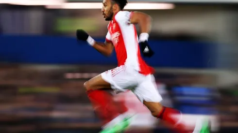 El delantero gabonés perdió la capitanía del equipo de Mikel Arteta por indisiciplina y aprovecharía para ir al Barcelona en enero.