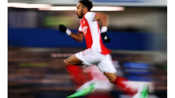 El delantero gabonés perdió la capitanía del equipo de Mikel Arteta por indisiciplina y aprovecharía para ir al Barcelona en enero.