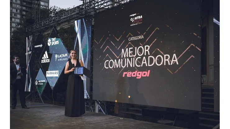 La periodista Grace Lazcano fue elegida como Mejor Comunicadora RedGol de la Gala del Fútbol Femenino 2021, Premios Contragolpe.