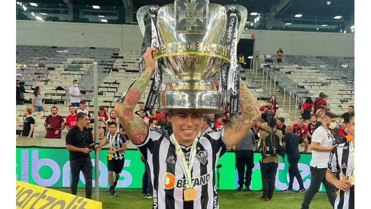 Eduardo Vargas levantó la tercera copa de un año 2021 de ensueño para Atlético Mineiro
