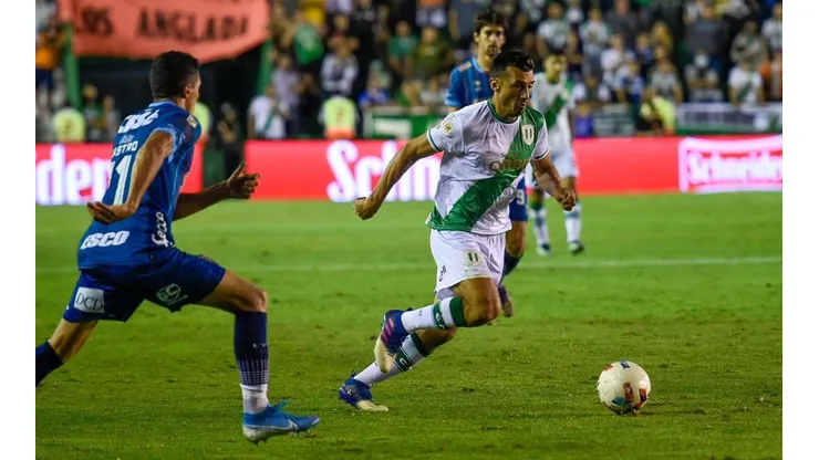 La televisión captó justo el momento en que los niños se peleaban por una pelota