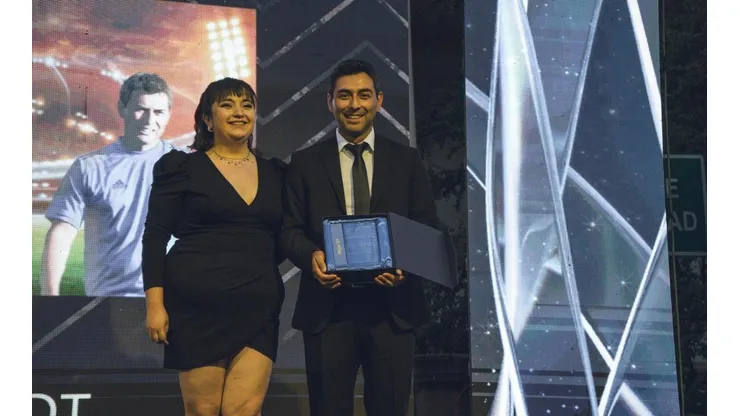 Carlos Véliz elegido como Mejor DT de la temporada 2021 en la Gala del Fútbol Femenino, premios Contragolpe, entregados el jueves pasado.