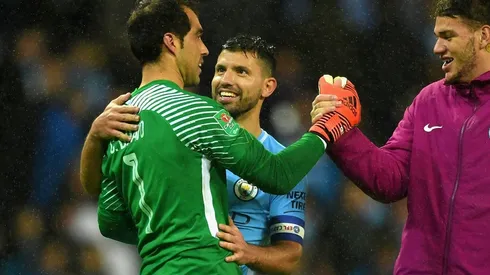 Claudio Bravo jugó cuatro temporadas junto a Sergio Agüero en el Manchester City de Inglaterra