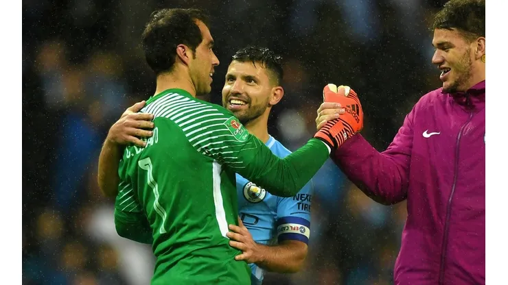 Claudio Bravo jugó cuatro temporadas junto a Sergio Agüero en el Manchester City de Inglaterra