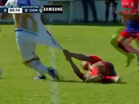 Insólito agarrón de camiseta termina con jugador patinando