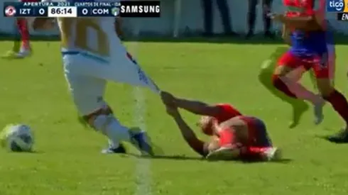 El agarrón de camiseta de Priego a Contreras