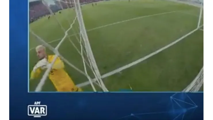 Tras recibir el aviso del VAR, Eber Aquino determinó expulsar al arquero de Cerro Porteño antes de iniciar la final de la Supercopa de Paraguay ante Olimpia.