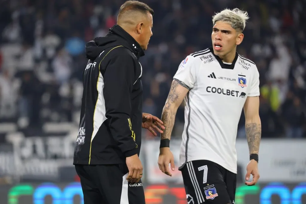 Almirón dialoga con Carlos Palacios. (Marcelo Hernandez/Photosport).
