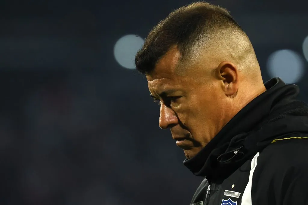 Este rostro de Jorge Almirón no se condice con las sensaciones positivas que le dejó el partido. (Marcelo Hernández/Photosport).