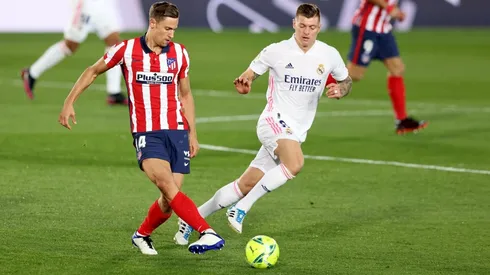 Atlético de Madrid viene de conseguir su pasaje a octavos de final de la Champions League. Ahora, visita al Real Madrid en el clásico de la capital española.