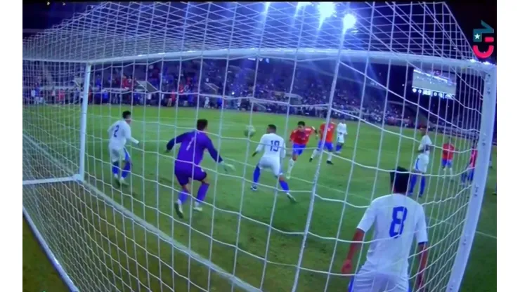 Sebastián Vegas se impuso a todos en la boca del arco y marcó el único gol del partido en la victoria de Chile ante El Salvador en Estados Unidos