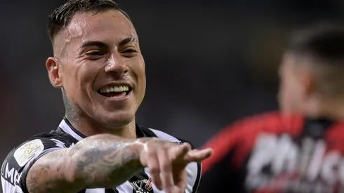 Eduardo Vargas anotó doblete en la ida de la final de la Copa Brasil.