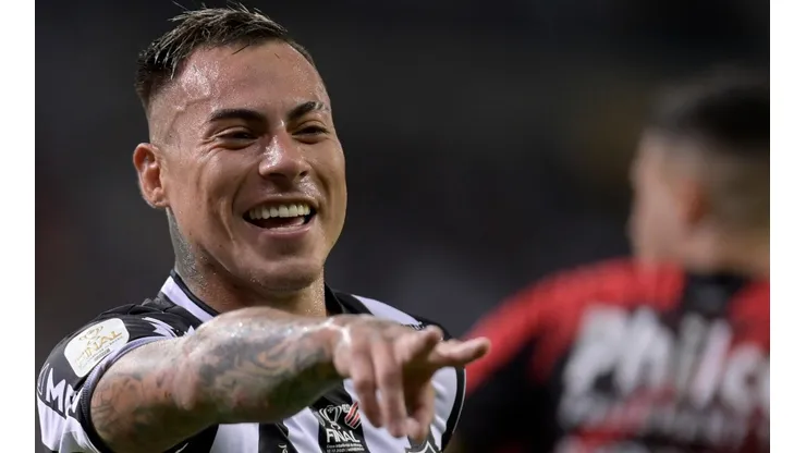 Eduardo Vargas anotó doblete en la ida de la final de la Copa Brasil.