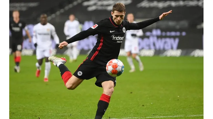 A pesar de caer goleados tras arrancar ganando 2-0, Bayer Leverkusen y Charles Aránguiz se mantienen en la zona alta de la tabla de posiciones de la Bundesliga.