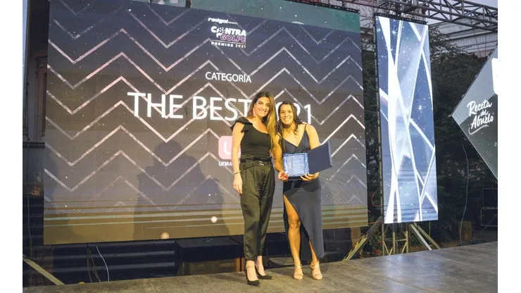 Karen Araya es la primera jugadora en ser galardonada con The Best, presentado por Unimarc, en la Gala del Fútbol Femenino de Chile.