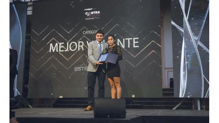 Yessenia López es la Mejor Volante de la temporada en la Gala del Fútbol Chileno, presentada por Estelar Bet.