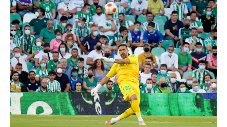 En el Betis siguen extrañando a Claudio Bravo tras derrota ante Celtic