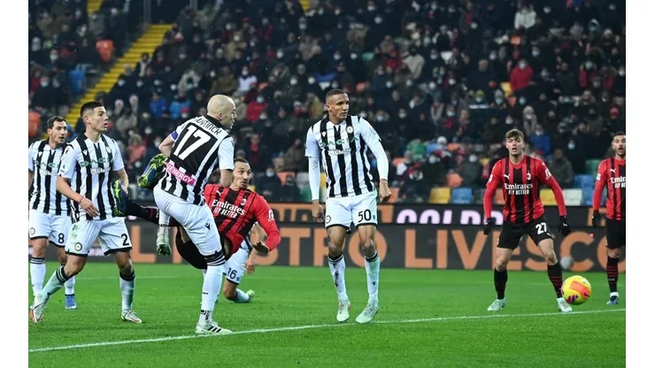 Golazo de Zlatan para el AC Milan a Udinese, pero Inter se puede tomar la punta.