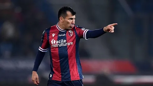 Medel es pieza clave en la defensa del Bologna