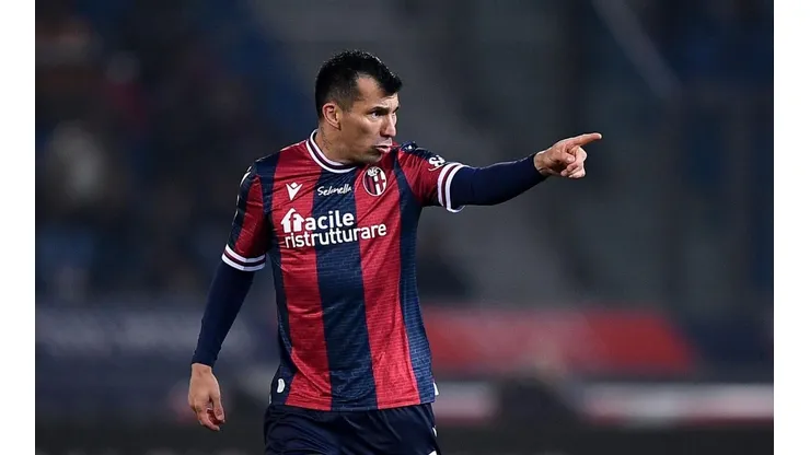 Medel es pieza clave en la defensa del Bologna