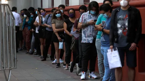Jóvenes esperan ingreso al Colegio Filipense para rendir la PTU 2021