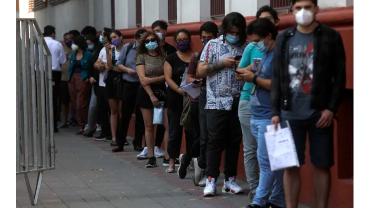 Jóvenes esperan ingreso al Colegio Filipense para rendir la PTU 2021