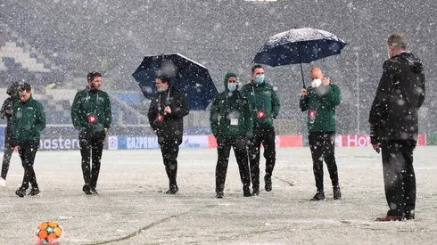 El partido quedó suspendido por la intensa nevada.