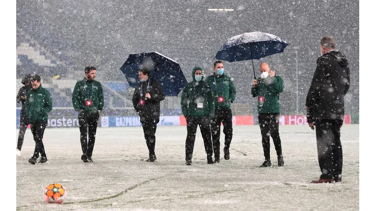El partido quedó suspendido por la intensa nevada.