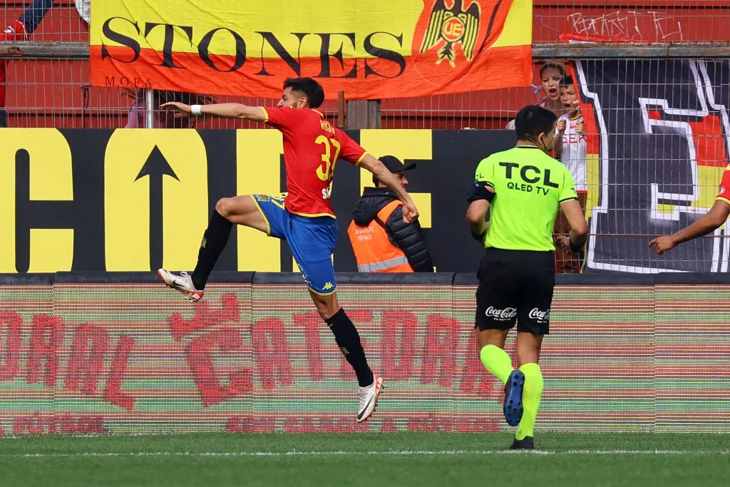 Así festejó Jeyson Rojas su primer gol profesional. Fue en su primer partido por Unión Española. (Marcelo Hernandez/Photosport).