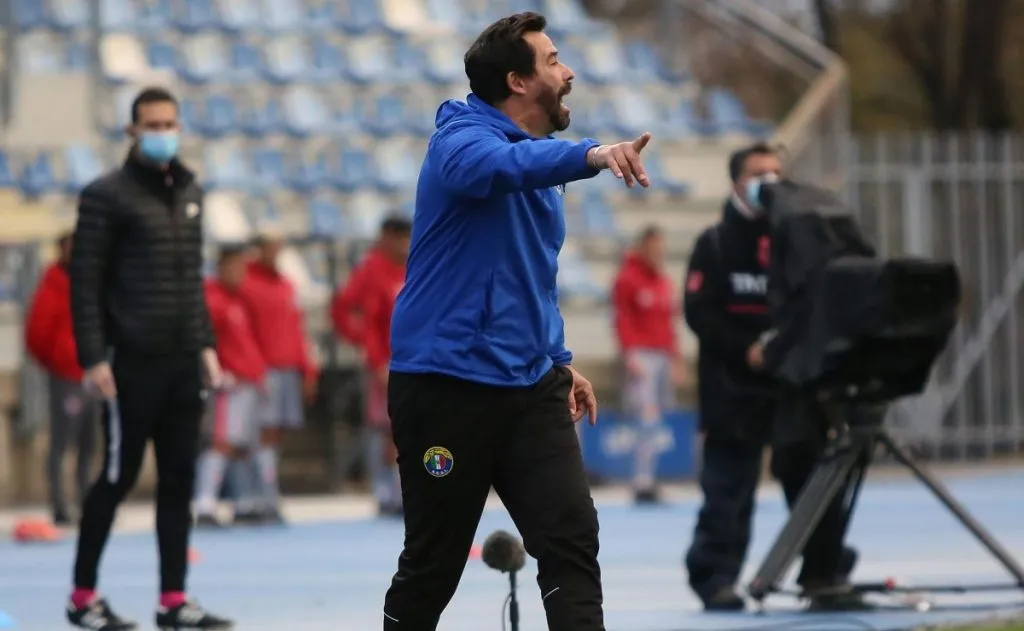 Pablo Sánchez comienza a probarse el buzo de Universidad Católica. Foto: Photosport.