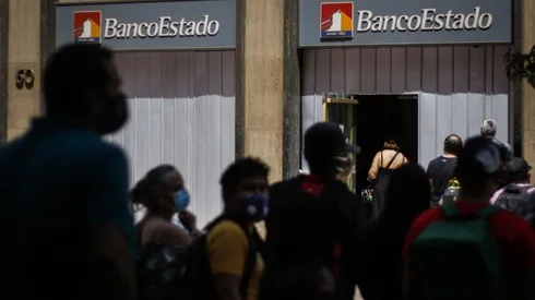 Filas de personas para renovar la tarjeta cuenta Rut