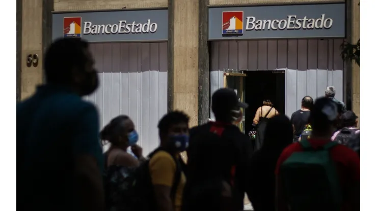Filas de personas para renovar la tarjeta cuenta Rut
