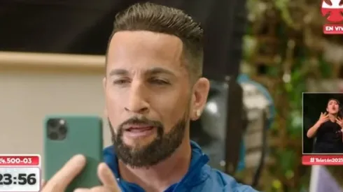 Mauricio Isla reacciona a imitación de Stefan Kramer en Teletón Chile