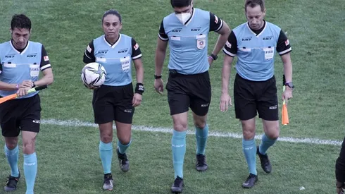 María Belén Carvajal, la primera mujer en arbitrar en la Primera División masculina del fútbol chileno.