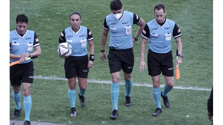 María Belén Carvajal, la primera mujer en arbitrar en la Primera División masculina del fútbol chileno.