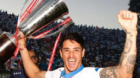 El goleador cruzado festejó con todo el nuevo título del club.