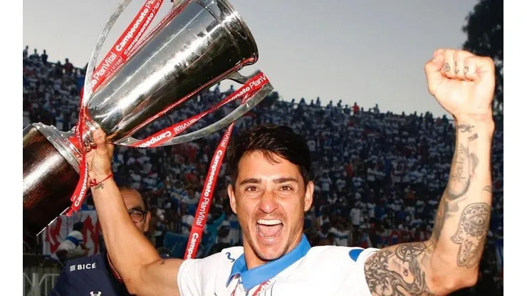 El goleador cruzado festejó con todo el nuevo título del club.
