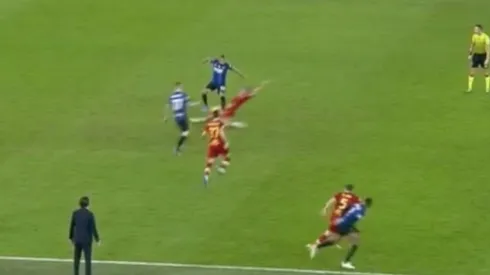 El volante chileno sacó la varita y el sombrero y salió jugando con una bella jugada en la goleada del Inter de Milán por 3-0 sobre la Roma de José Mourinho.